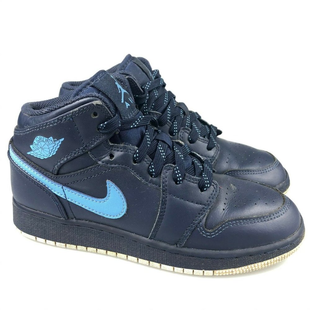 Jordan Womens Retro 1 Obsidian University Shoe 5.5